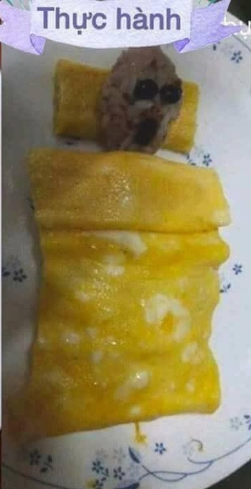 Bà mẹ cho biết, đã làm theo y chang trên mạng rồi nhưng không hiểu vì sao con gái nhìn thấy là bịt mắt và "khóc chu chéo" lên. Bất cứ ai khi đọc được dòng tâm sự của bà mẹ trẻ kèm bức ảnh hài hước đều không thể nhịn cười. Ảnh: FB Eva.