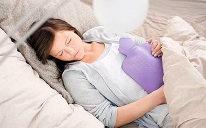 Bổ huyết điều kinh. Bài thuốc gà ác tiềm tứ vật. Dùng đương quy 15g, xuyên khung 15g, thục địa 15g, bạch thược 15g. Rượu 1 muỗng, nước vừa đủ. Gà ác giết mổ, rửa sạch, bỏ móng và nội tạng, trụng qua nước sôi, gà ác cho vào nồi sành, rưới lên 1 muỗng rượu, đổ nước vừa đủ. Các vị thuốc bọc trong túi vải khâu kín, cho vào nồi cùng tiềm không cách thủy với gà ác, khi chín, loại bỏ túi thuốc thì hoàn tất. Ảnh: Benhphukhoa.