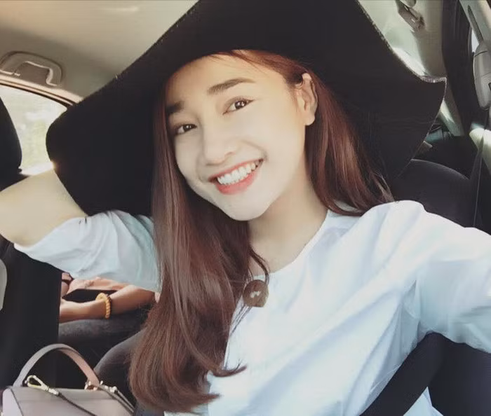 Nhã Phương khéo léo tô đậm thêm phong cách tiểu thư của mình bằng những chiếc mũ rộng vành. Cô kết hợp nó với nhiều loại trang phục, cả trong nhà, lẫn ngoài trời. Ảnh: Baogiaothong.