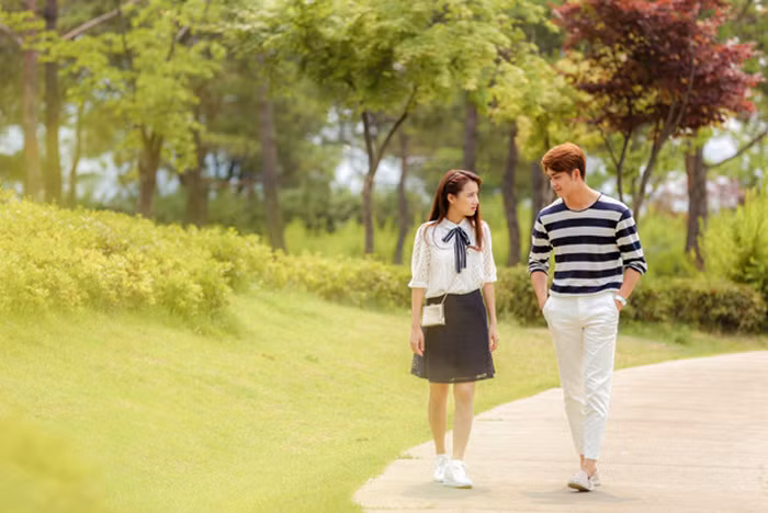 Nếu là trang phục đi làm ngay trong khu nghỉ dưỡng, Nhã Phương lại chọn áo sơ mi cách điệu mix cùng chân váy xòe các kiểu. Cô nàng tạo điểm nhấn với dải ruy băng màu tối thắt nơ cho áo. Ảnh: VNN.