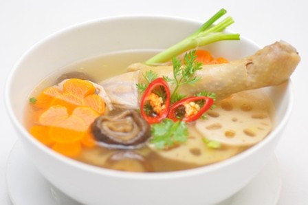 Cho thịt gà đã rửa sạch vào nồi, kế tiếp là củ sen cắt lát vừa không mỏng, cà rốt cũng cắt bằng như củ sen, vài củ hành tím, muối rồi cho nước lạnh vào cao hơn mặt rau củ. Ảnh: 7monngonmoingay.info.