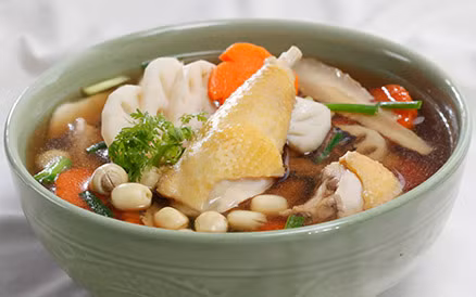 4. Vịt hầm hạt sen. Nguyên liệu: Nửa con vịt, hạt sen khô, nấm hương, nước dừa. Hành, tỏi, gia vị, hạt nêm, nước tương, hạt tiêu, muối, rượu. Thịt vịt rửa sạch để ráo và ướp cùng nước tương, hạt tiêu, gia vị, hạt nêm. Nấm hương, hạt sen rửa sạch, hành và tỏi bóc bỏ vỏ, rửa sạch, băm nhỏ. Phi thơm hành, tỏi sau đó xếp thịt vịt và hạt sen vào nồi áp suất. Đổ nước dừa vào đun to lửa để ninh thịt vịt liu riu trong khoảng 20 phút. Khi thịt vịt chín mềm thì cho nấm hương vào đun thêm vài phút là được. Nêm nếm thêm hạt nêm, gia vị cho vừa miệng rồi tắt bếp. Ảnh: vitomsau.com.