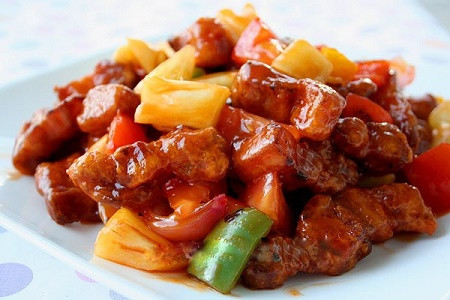 Pha nước sốt gồm chanh, đường, mắm, nước theo tỉ lệ 1:2:1:1 rồi cho nước sốt vào đun cùng mới thịt, đảo đều tay. Chín thịt đều thì tắt bếp, cho hành tươi vào. Ảnh: bepnha.tv.