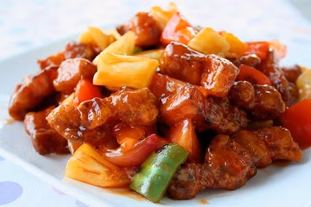 Pha nước sốt gồm chanh, đường, mắm, nước theo tỉ lệ 1:2:1:1 rồi cho nước sốt vào đun cùng mới thịt, đảo đều tay. Chín thịt đều thì tắt bếp, cho hành tươi vào. Ảnh: bepnha.tv.