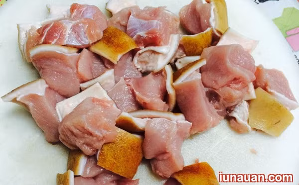 Món 3. Thịt lợn nướng riềng sả. Thịt lợn, riềng sả xay, tỏi, vừng, dầu hào, nước mắm, dầu ăn, xiên que, than hoa. Thịt mua về rửa sạch, cắt miếng vừa ăn. Ướp thịt với riềng, sả, 1 thìa canh dầu hào, vừng xay với hạt dổi, tỏi bóc vỏ bằm nhỏ, 2 thìa con nước mắm ngon và 1 thìa dầu ăn. Ảnh: iunauan.com.