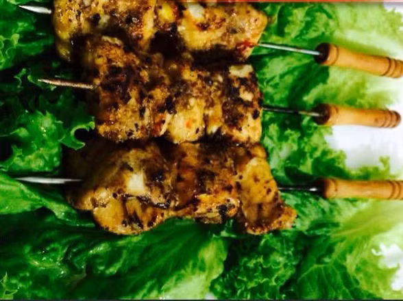 Cuộn một miếng cá tầm với một thanh mỡ, xiên que, nướng trên than hoa, cho cá chín đầy hai mặt. Chấm cùng nước mắm pha tỏi ớt. Ảnh: catamkla.com.