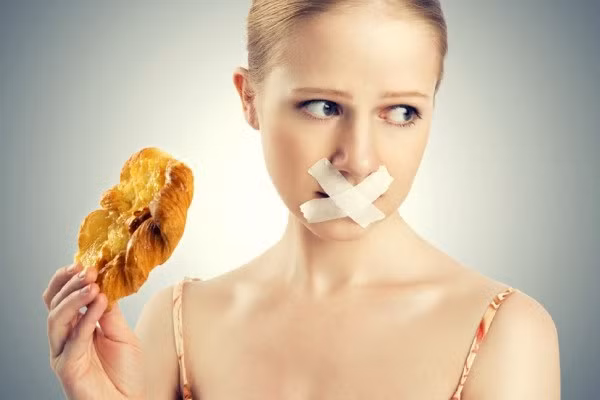 Các thể bệnh trên đều cần kiêng các chất cay, thơm như rượu, ớt, hạt tiêu, các loại rau thơm. Đối với người huyết áp thấp, nhịp tim chậm, không nên dùng cam, chanh, nước dừa, nước đá, rau cải, củ cải. Ảnh: baithuocdangianhay.com.