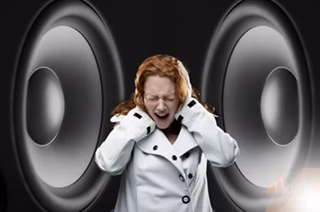 1. Nếu bị ù tai do ảnh hưởng của tiếng ồn: Dùng rau má 10g, lá dâu 10g, tơ hồng xanh 12g, thổ phục linh 16g sắc uống. Nếu huyết áp cao, thêm lá tre 10g; huyết áp thấp thêm ngải cứu 6g; mất ngủ thì thêm lá vông 8g. Ảnh: quangduc.vn.