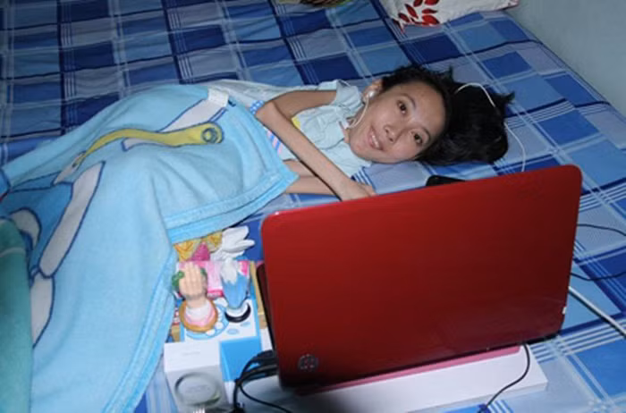 Cuộc sống của Duyên thay đổi khi có chiếc máy vi tính, cô kết bạn với nhiều người, tự học tiếng Anh, photoshop rồi học đồ họa, thiết kế... Duyên biến những ý tưởng kinh doanh thành hiện thực kiếm tiền phụ giúp gia đình. Cô mở quán cà phê, hoạt động từ thiện năng nổ và là một trong những người trẻ tiêu biểu được gặp gỡ Nick Vujicic. Tiếc thay, Duyên từ giã cõi đời quá sớm khi còn dang dở nhiều ấp ủ dự định. Ảnh: Xaluan.