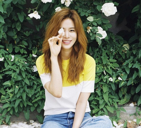 Khác hẳn trong phim, ngoài đời Hae Na có phong cách thời trang rất trẻ trung và hiện đại.