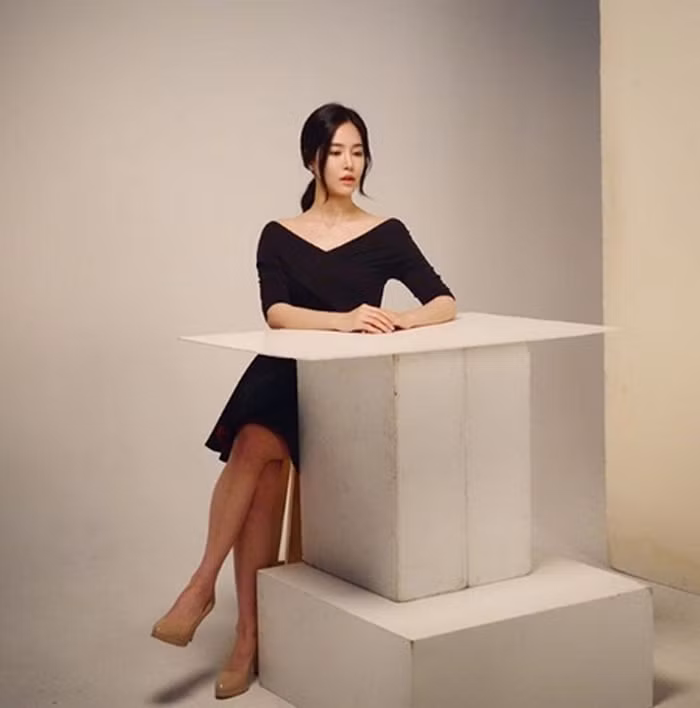 Nhờ gu thời trang thanh lịch mà dù sắm vai nhân vật phản diện trong "Tuổi Thanh Xuân 2" nhưng Cynthia vẫn lấy được tình cảm của khán giả xem truyền hình, nhất là lớp trẻ.