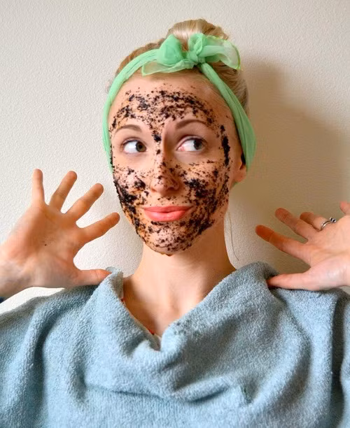 2. Trị mụn hiệu quả: Các loại trà nói chung và trà đen nói riêng có công dụng làm sạch da vô cùng hiệu quả, từ đó đẩy lùi mụn một cách nhanh chóng. Có thể sử dụng nước trà đen để rửa mặt mỗi ngày hoặc sử dụng trà đen thoa lên vùng da mụn, để 15-20 phút rồi rửa lại. Ảnh: Adiva.com.vn.