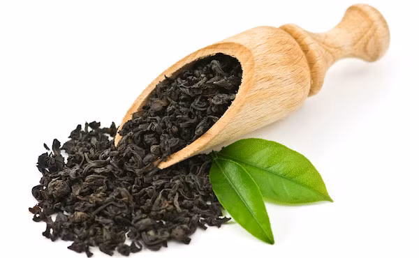 Các chất polyphenols và chất tannin trong trà đen thúc đẩy tái tạo da, ngăn ngừa mụn và làm dịu da bị kích thích. Các caffeine trong trà cũng giúp với giảm bọng dưới mắt. Sau đây là các cách làm đẹp từ trà đen. Ảnh: giupbanlamdep.com.