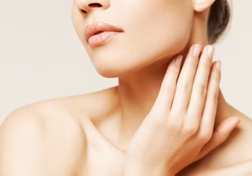 Chỉ cần đánh tan lòng trắng trứng gà rồi cho thêm 2 thìa nước cốt chanh tươi và trộn đều. Sau đó bôi lên da cổ sau khi đã rửa sạch sẽ. Đợi đến khi lớp mặt nạ này khô thì rửa lại với nước sạch. Ảnh: Thucucclinics.com.