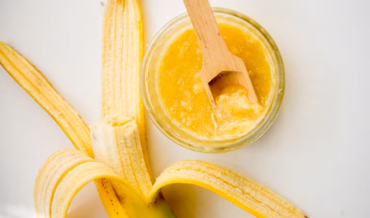 5. Mặt nạ chuối chín: Các dưỡng chất có trong loại quả giàu năng lượng này sẽ giúp đẩy lùi nhanh các hắc sắc tố da và nuôi dưỡng làn da mịn màng, tươi tắn hơn. Ảnh: Emdeptunhien.com.