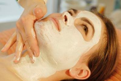 Ngoài ra, bạn có thể kết hợp cùng dầu oliu để tăng hiệu quả làm trắng da, đặc biệt cho da khô. Ảnh: cangdamat.com.