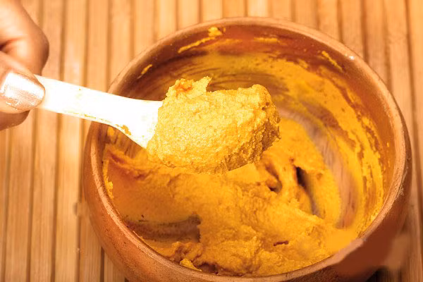 Sau đó cho thêm một ít nước hoa hồng trộn đều để được hỗn hợp sền sệt. Thoa lên vùng cổ và rửa sạch lại sau khoảng 15 phút thư giãn. Thực hiện làm trắng da vùng cổ bằng bột nghệ và nước hoa hồng từ 2-3 lần mỗi tuần nhé. Ảnh: lamdepsuckhoe.com.