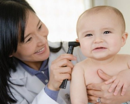 Khi ngoáy tai cho bé, nếu không kiểm soát được lực, bạn cũng có thể gây tổn thương màng nhĩ, tổn hại đến thính giác của trẻ. Ảnh: alobacsi.com.