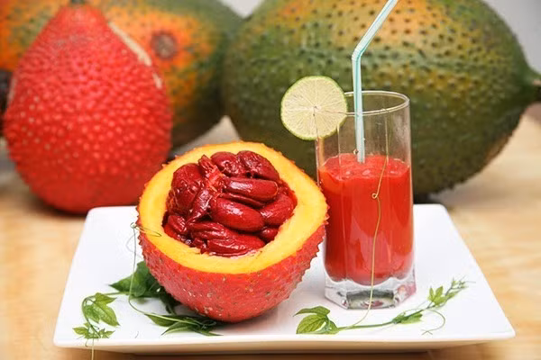 6. Dầu gấc: Thoa dầu gấc lên nhũ hoa, kết hợp massage nhẹ nhàng trong 10 phút và để chúng khô tự nhiên. Rửa sạch bằng nước ấm và có thể thoa thêm nước hoa hồng để dưỡng ẩm ngực. Ảnh: aMeovat.com.