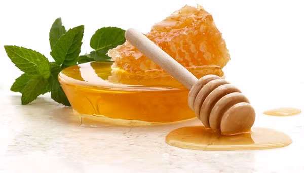 2. Mật ong: Trộn mật ong và nước chanh tỷ lệ ngang nhau và đựng chúng trong một cái chai. Thoa một lớp mỏng hỗn hợp này lên nhũ hoa trong vòng 30 phút mỗi ngày. Rửa sạch mặt bằng nước sạch. Ảnh: KhoaHoc.tv.