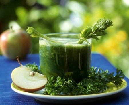 3. Nước ép ngải cứu. Nguyên liệu: Lá ngải cứu, đường thốt nốt, sữa đặc. Lá ngải cứu xay nhuyễn cùng sữa đặc và đường, đá rồi uống. Loại thức uống này tốt cho những người xấu máu, giúp bổ máu hiệu quả. Ảnh: benhvienanviet.com.