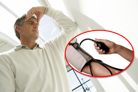 Hạ huyết áp. Dùng 200g củ năng, 80g đường phèn, 350g mía, 200g cà rốt. Củ năng rửa sạch, gọt vỏ, ngâm nước muối một lúc rồi lại rửa sạch; mía róc vỏ, chặt khúc, ngâm qua nước muối; cà rốt rửa sạch thái miếng. Cho các nguyên liệu trên vào nồi đun trong 30 phút với lượng nước vừa đủ, để nguội, uống trong ngày. Ảnh: Ehospital.