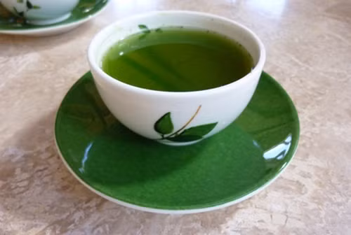 3. Đồ uống từ lá chanh. Cho lá chanh và lá tầm gai vào sắc lẫn. Nước lá chanh có thể uống thay thế cho nước uống bình thường trong ngày. Ảnh: Thuochay.vn.