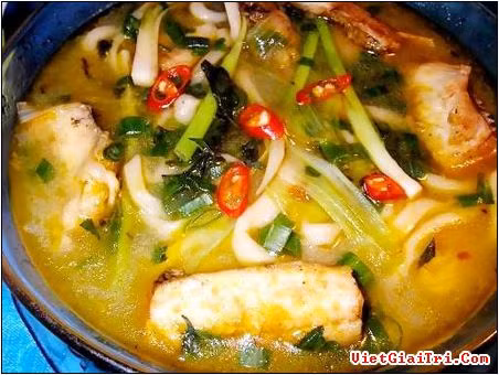 2. Canh cá nấu nghệ. Nguyên liệu: Cá chép, quả dọc hoặc khế, cà chua, nước dùng, nghệ, dầu ăn, gia vị, hành, thì là, các loại rau sống, mỡ nước. Cá rửa sạch, cắt khúc, ướp với muối và nước nghệ. Quả dọc bóc vỏ. Cà chua thái miếng vừa ăn, thì là và hành thái nhỏ. Đun nước dùng cho sôi. Cho dầu vào chảo chiên cá. Cho đầu hành lá và trái dọc vào xào, sau đó bỏ vào nồi nước dùng đã sôi, tiếp tục bỏ cá đã chiên vào, đun nhỏ lửa. Khi cá chín, cho cà chua, nêm gia vị vừa ăn. Trước khi tắt bếp, cho hành và thì là vào. Ảnh: vietgiaitri.com.