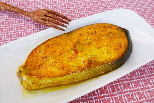 5. Cá hồi nướng nghệ. Nguyên liệu: Cá hồi phi lê, bột nghệ (hoặc nghệ tươi giã lấy nước), dầu ô liu, nước cốt chanh, dầu ăn, muối, tiêu, vỉ nướng, giấy bạc, khay. Cá hồi phi lê, rửa sạch, để ráo. Ướp cá với chút muối, tiêu. Dùng bột nghệ và dầu ô liu thoa đều lên hai mặt miếng cá, để khoảng 30 phút. Trước khi nướng, quét thêm một lớp nước cốt chanh lên mặt. Xếp cá ra vỉ, nướng trên lửa than hồng cho đến khi cá xém cạnh, dậy mùi thơm. Lưu ý: Không nướng quá lâu, cá sẽ bị khô. Món này ăn với cơm nóng. Ảnh: 7monngonmoingay.info.