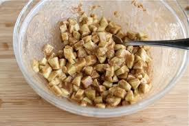 3. Bánh táo phiên bản chả giò. Nguyên liệu: Táo, đường, bột mì, trứng, bánh cuốn chả giò, gia vị: bột quế, bơ, muối, nước cốt chanh, đường bột quế. Cắt táo thành hạt lựu, thêm đường và nước cốt chanh vào. Cho thêm muối, bột quế và bột mì vào trong tô. Trộn đều các nguyên liệu. Ảnh: Kenh14.vn.