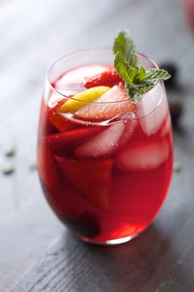 Cam rửa kĩ vỏ với chút muối cho sạch, thái mỏng. Cho lát cam, túi trà vào ấm, cho nước táo và dứa vừa nấu vào cho tới khi trà tan vừa với khẩu vị. Đợi trà nguội thì cho vào ngăn mát. Thêm mật ong vào, và thưởng thức. Ảnh: giadinh.tv.