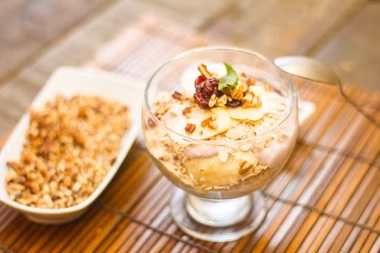 6. Salad sữa chua yến mạch. Bạn có thể trộn sữa chua, trái cây tươi, và bột yến mạch từ tối hôm trước. Tới sáng hôm sau là bạn đã có bữa sáng bổ dưỡng khi thức dậy. Ảnh: toinayangi.vn.