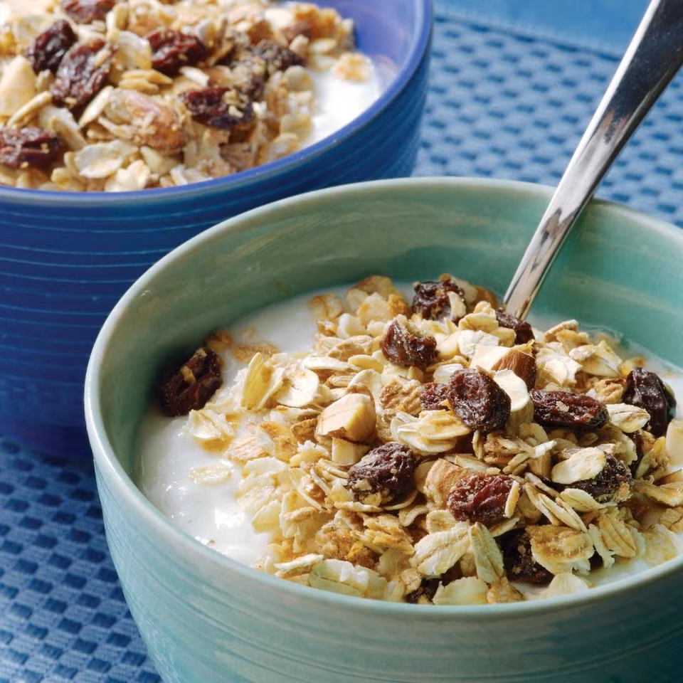 3. Muesli. Muesli là một trong những món ăn sáng phổ biến ở các nước phương Tây, đặc trưng là ngũ cốc, nho khô, hạnh nhân và 4 loại hạt khác nữa. Bữa sáng này rất tốt cho sự phát triển của trẻ. Ảnh: EatingWell.com.