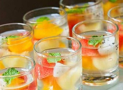 Sau khi trái cây đã đông đá lấy tất cả ra, cho vào máy sinh tố xay cùng nước dừa tươi đến khi thành hỗn hợp sánh đều thì đổ ra ly. Cuối cùng chỉ cần thêm lên miệng cốc một vài lá bạc hà để trang trí là đã có một đồ uống vừa ngon, vừa đẹp. Ảnh: cachnauche.com.