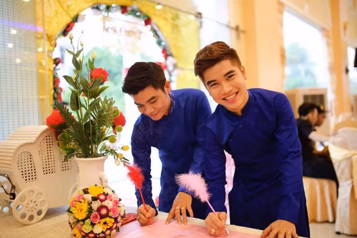 Chuyện tình của cặp đồng tính nam yêu nhau 18 năm. 18 năm dài trôi qua, tất cả những gì họ chịu đựng là bao chông gai và khó khăn của cuộc sống, gánh chịu nhiều nỗi đau từ phía gia đình và bạn bè khi công khai mối quan hệ và giới tính thật của mình. Ảnh: Saostar.