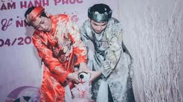 Tuấn Phong bị cha mẹ dọa từ mặt, mẹ Vũ Phong thì nhất định không chịu tới dự đám cưới. Tuy nhiên, nhờ sự quyết tâm và kiên trì, cuối cùng cả hai đều được gia đình chấp thuận và được anh em họ hàng hai bên ủng hộ. Họ đã tổ chức đám cưới và đang sống chung cùng bố mẹ của Vũ Phong. Ảnh: YouTube.