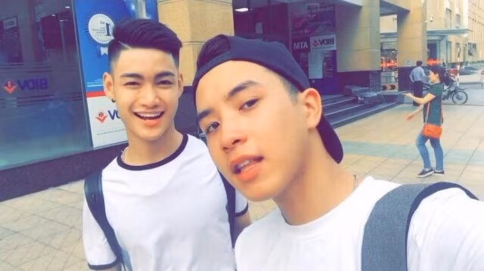 Sau đó, chuyện tình của cặp đôi này được tiết lộ. Họ quen biết nhau từ rất lâu nhưng chính thức yêu nhau bắt đầu từ ngày 7/7/2016. Dù vấp phải sự phản đối của cha mẹ hai bên cho tới những lời bàn tán, kỳ thị của xã hội... nhưng tất cả đều không thể làm Hiếu và Hùng chùn bước, cả hai vẫn cố gắng hết sức để ở bên nhau. Ảnh: Moththegioi.