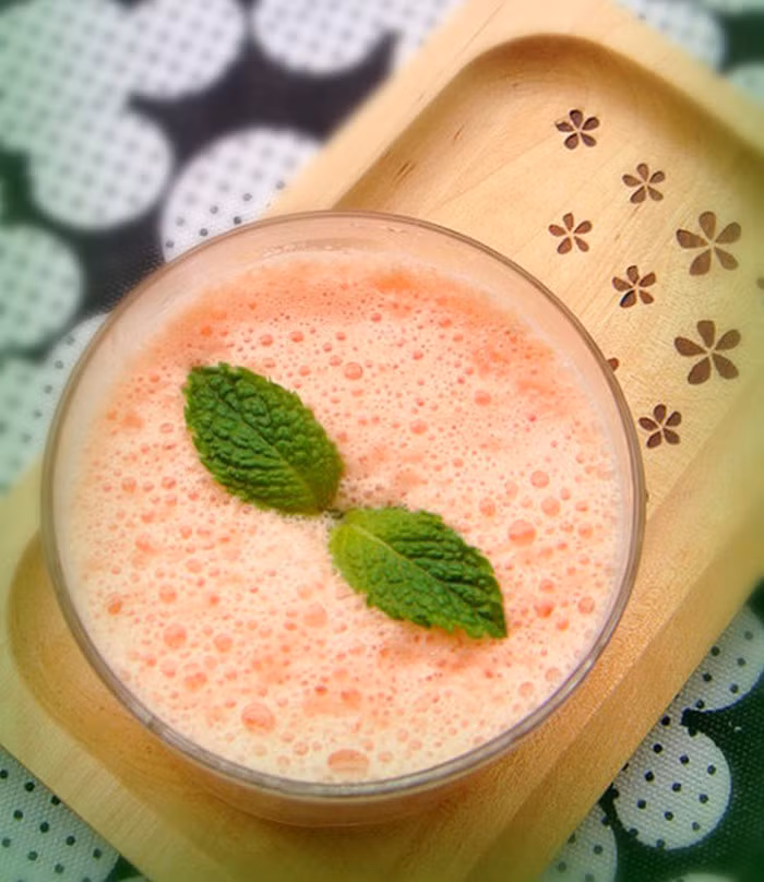 Rất đơn giản, chỉ cần vài quả cà chua, sữa tươi hoặc sữa chua không đường, nửa quả chanh và vài thìa mật ong cùng xay với nhau sẽ được loại sinh tố nở ngực giảm cân hiệu quả. Ảnh: Motthegioi.