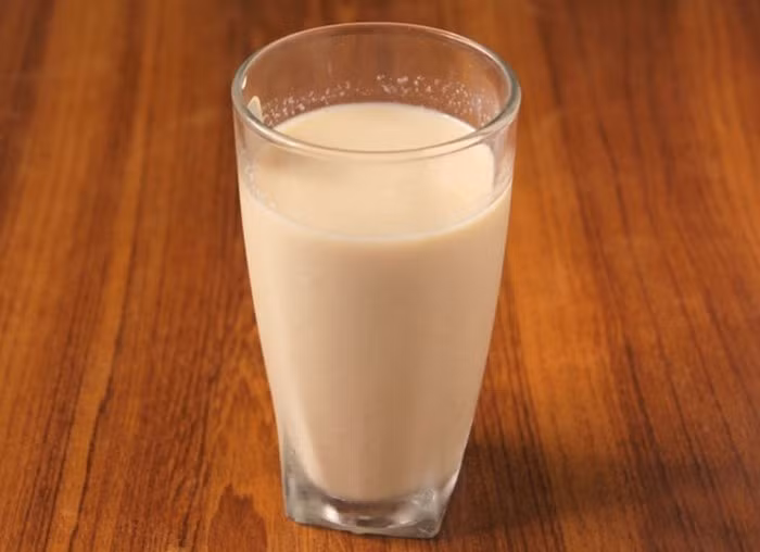 Đậu nành vừa dễ tìm, vừa dễ hấp thu, chị em có thể uống nước ép sinh tố từ hạt đậu nành, pha chút sữa để sở hữu ngực đẹp như ý mà chẳng hề lo giảm cân. Ảnh: Motthegioi.