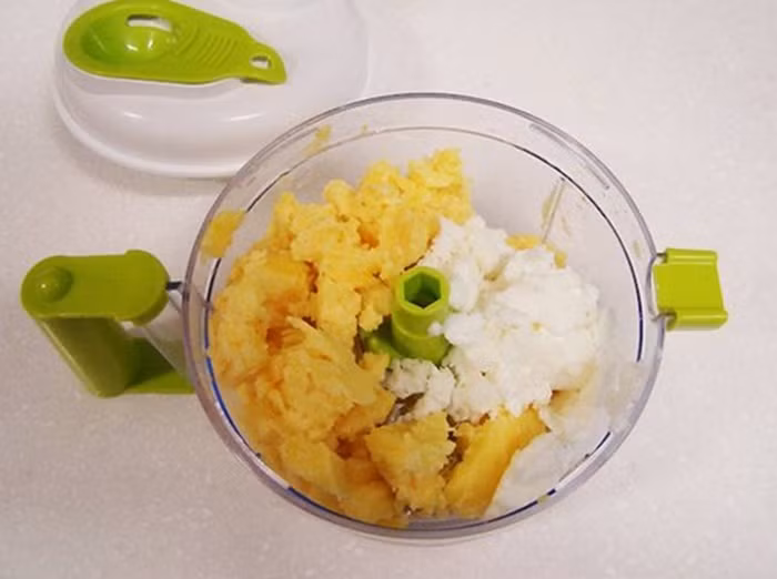 Sinh tố dứa. Dứa từ lâu đã được các bác sĩ khuyên chị em phụ nữ dùng để tăng cường sức khỏe, chống lão hóa, đặc biệt giúp vòng 1 nảy nở mà không gây béo. Chỉ cần nguyên liệu là dứa, sữa chua, đá bào đem xay nhuyễn sẽ được sinh tố. Ảnh: Lamsao.