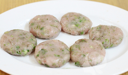 Cá sẽ được trộn với rau thì là, hành lá và một phần gia vị cùng nước mắm, trộn đều, nhào kỹ. Cá đã quết xong thì nắm lại. Cho vào nồi hấp chín. Sau khi hấp thì để nguội rồi cho một chút dầu vào chảo chiên qua cho xém. Ảnh: yeunoitro.net.