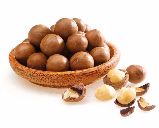 5. Cách rang hạt macca. Nguyên liệu: Hạt macca. Cài đặt lò nướng ở mức nhiệt 225 độ F. Đặt nhân hạt mắc ca trong chảo cạn, không quá sâu. Sau đó, hãy hòa nước muối rồi phun đều lên lớp hạt sẽ rang để cung cấp cho chúng vị mặn. Ảnh: Webtretho.com.