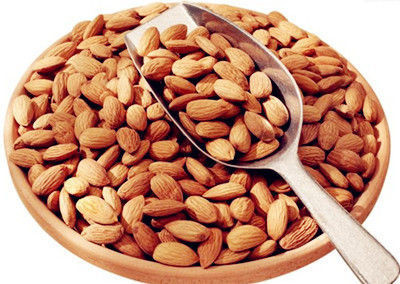 4. Cách rang hạt hạnh nhân. Nguyên liệu: Hạt hạnh nhân. Trước tiên làm nóng lò nướng đến 200 độ C. Rửa hạnh nhân trong nước lạnh và để ráo nước, tốt nhất là bạn nên ngâm trước hạnh nhân trước đó khoảng 4h đồng hồ. Ảnh: choquevn.com.