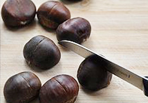 Rửa sạch hạt dẻ bằng nước lạnh. Cho hạt dẻ vào nồi luộc với một chút muối. Đun sôi. Khi nước sôi, vặn nhỏ lửa để luộc hạt dẻ trong khoảng 10 – 15 phút đến khi hạt dẻ nứt ra và có màu trắng là được. Cho hạt dẻ ra rổ để ráo nước. Ảnh: Kenh14.vn.