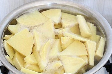 7. Măng muối chua. Nguyên liệu: Măng tươi, tỏi, ớt, muối, đường. Măng cắt mỏng, ngâm với nước muối pha loãng. Vớt măng ra, để ráo, tiếp tục rửa măng lại khoảng 2-3 lần với nước sạch. Ảnh: lamsao.com.