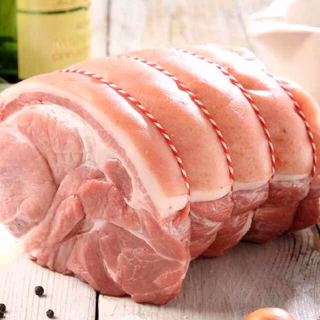 5. Thịt bắp chân sau. Món thịt chân giò hầm thuốc bắc. Nguyên liệu: Thịt chân giò, gói thuốc bắc, của cà rốt, nấm đông cô, dừa xiêm. Chân giò làm sạch lông, nấm đông cô rửa sạch, cắt miếng vừa ăn. Cà rốt, sắn gọt vỏ, rửa sạch, xắt miếng. Chân giò cho lên quay ở nhiệt độ 190 độ C trong vòng 20 phút. Ảnh: wefresh.vn.