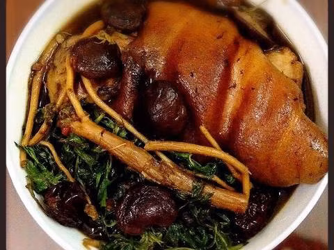 Đến khi nước chuyển sang màu nâu đỏ, cho chân giò vào hầm, nêm thêm 1 thìa canh bột ngọt, 1 thìa bột nêm đun sôi sau đó hầm lửa nhỏ. Hầm cho đến khi thịt chân giò mềm vừa, cho thêm nấm đông cô, cà rốt, sắn tiếp tục đun cho đến khi tất cả chín mềm, nêm nếm lại cho vừa ăn. Ảnh: vaobepnauan.com.