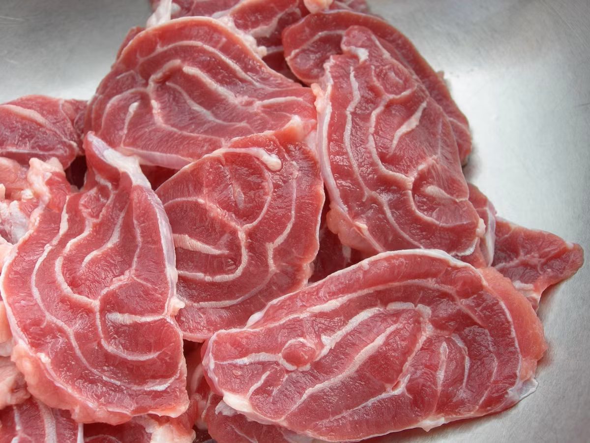 3. Thịt bắp chân trước. Món thịt chân giò muối cuộn rau củ. Nguyên liệu: Thịt chân giò muối, dưa chuột, măng tây, hành lá. Thịt chân giò muối thái lát mỏng. Dưa chuột bỏ ruột, thái hình que. Ảnh: Foodsach.com.