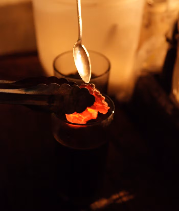 Trên thế giới có muôn kiểu thưởng thức cà phê như cà phê chồn, cà phê hơi… nhưng thưởng thức với một cục than là điều xưa nay hiếm. Một quán cà phê nhỏ ở Indonesia đã trở nên nổi tiếng với tách cà phê than nóng bỏng.