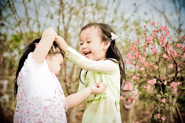 3. Dạy bé chơi lộn cầu vồng. Lộn cầu vồng, nước trong nước chảy, có cô mười mấy, có chú mười ba, hai chị em ta, cùng lộn cầu vồng. Ảnh: trochoidangianvn2h.blogspot.com.